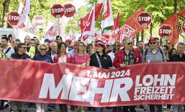 Tausende Menschen folgten am 1. Mai in Hamburg dem Aufruf der Gewerkschaften   | Foto: Georg Wendt (dpa)
