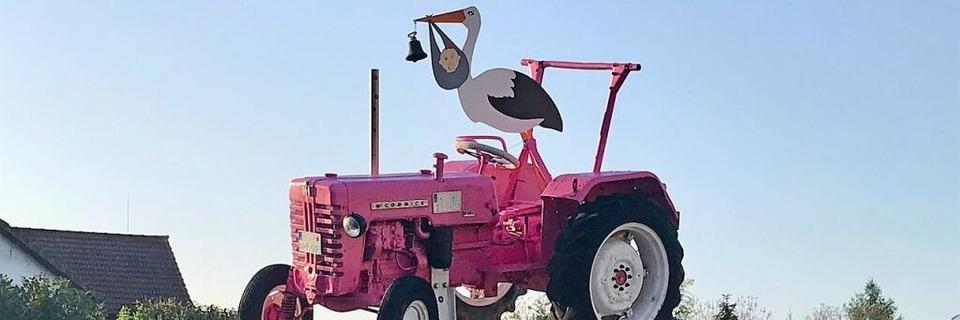 Wo gibt’s denn sowas: Fliegende Traktoren und Pistenbully in Pink?