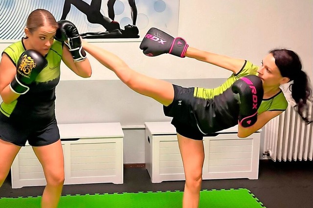 Judith Stern (rechts) bringt einen Kick an.  | Foto: Fitness-und Kampfsportzentrum Bad Krozingen e.V.