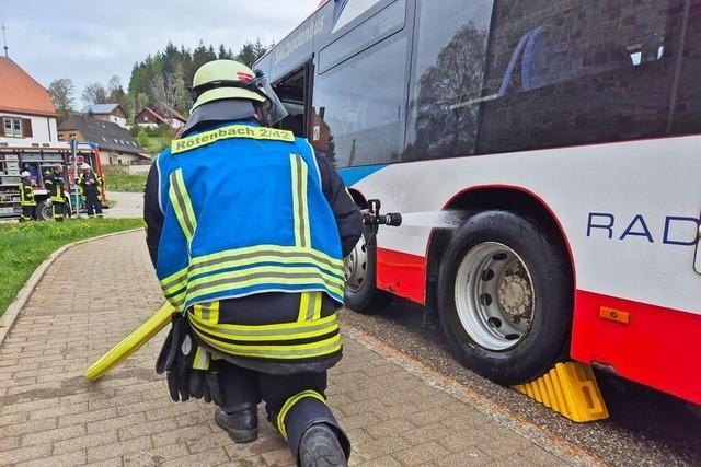 Friedenweiler: Dicker Qualm aus Bus ruft Feuerwehr auf den Plan