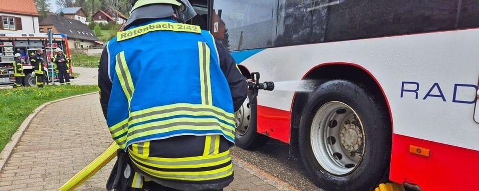 Friedenweiler: Dicker Qualm aus Bus ruft Feuerwehr auf den Plan