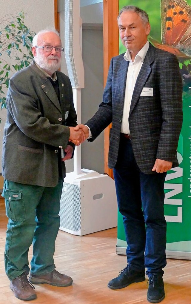 Gerhard Bronner (rechts) berreichte Hanspeter Hoernstein die Ehrennadel.  | Foto: Landesnaturschutzverband BW