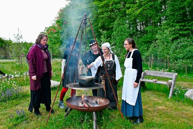 Die &#8222;Hexen&#8220; am Lagerfeuer zu Beginn der Walpurgisnacht.  | Foto: Heinz und Monika Vollmar