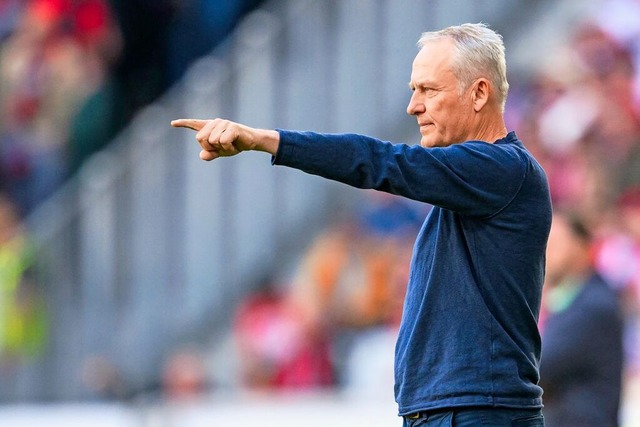 Christian Streich hat noch drei Spiele...trainer des SC Freiburg vor der Brust.  | Foto: Tom Weller (dpa)