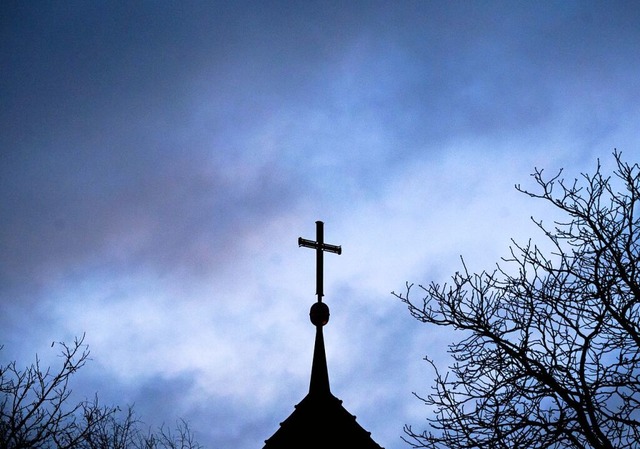 Die evangelische Kirche verliert immer mehr Mitglieder.  | Foto: Julian Stratenschulte (dpa)