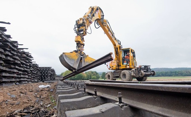 Beim Ausbau der Rheintalbahn wird der ...eitet. Busse erledigen den Nahverkehr.  | Foto: Julian Stratenschulte (dpa)