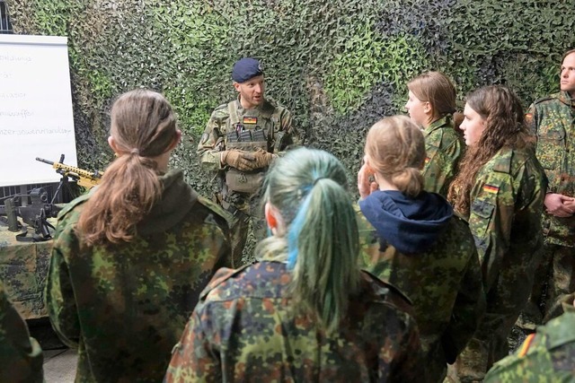 Zehn junge Frauen interessierten sich ... Ausbildungsberufe bei der Bundeswehr.  | Foto: Volker Mnch