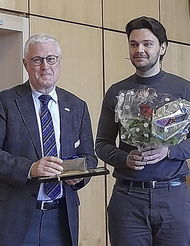 Edin Salihi (rechts), der Vorsitzende ...reicht OB Wolfgang Dietz ein Geschenk.  | Foto: Verena Eyhorn / Stadtjugendpflege