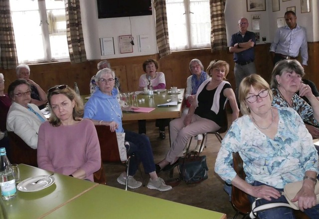 Viele Seniorinnen folgten der Einladun...te Schule, um sich beraten zu lassen.   | Foto: Heinz und Monika Vollmar