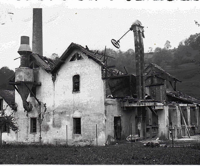 Die ausgebrannten Betriebsrume des ei...hrer Gipswerkes am Tage nach dem Brand  | Foto: Ernst Brugger