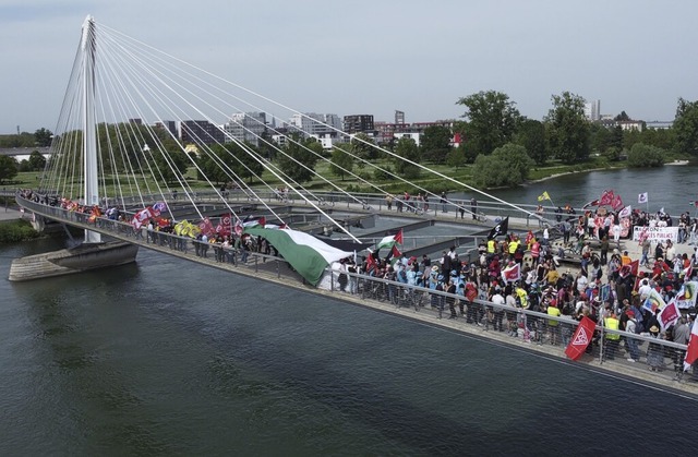 Treffen von deutschen und franzsische...chaftern am 1. Mai auf der Passerelle   | Foto: Kevin Sprauer, DGB