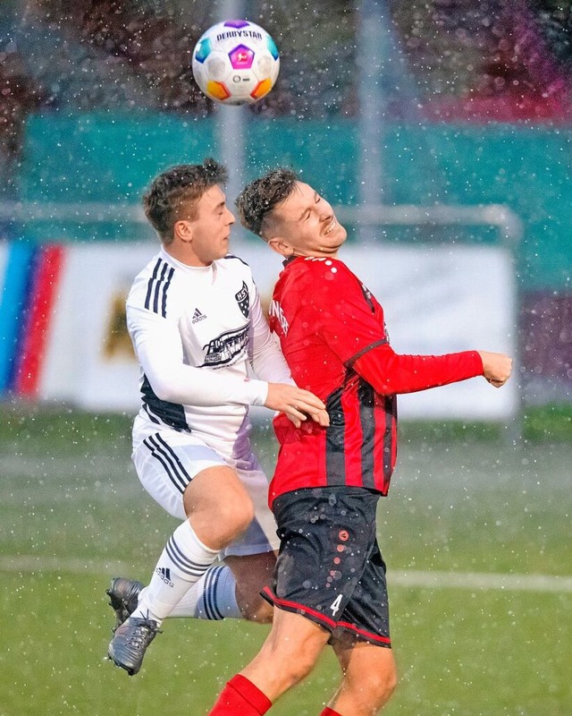 Hinterzartens Jens Tritschler (links, ...ft auf Punkte gegen den FC Lffingen.   | Foto: Wolfgang Scheu