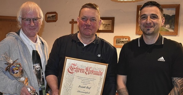 Von rechts: Matthias Kaiser, neues Ehrenmitglied Frank Ruf und Hans Hipp.  | Foto: Roland Vitt