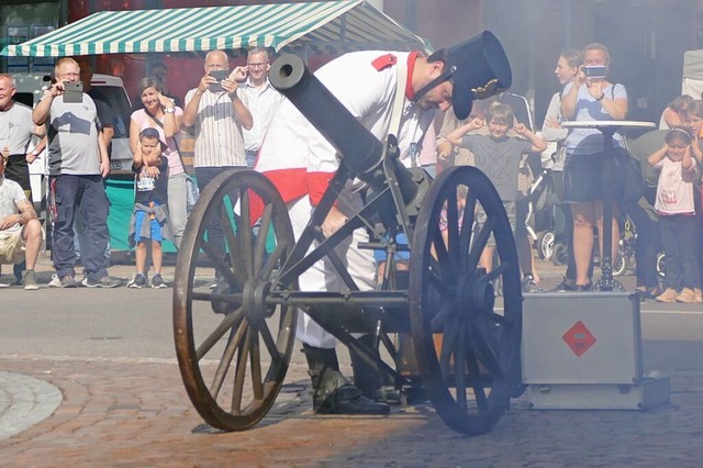 Mit Bllerschssen aus der Kanone erf...-Zienken traditionell das Nepomukfest.  | Foto: Susanne Ehmann