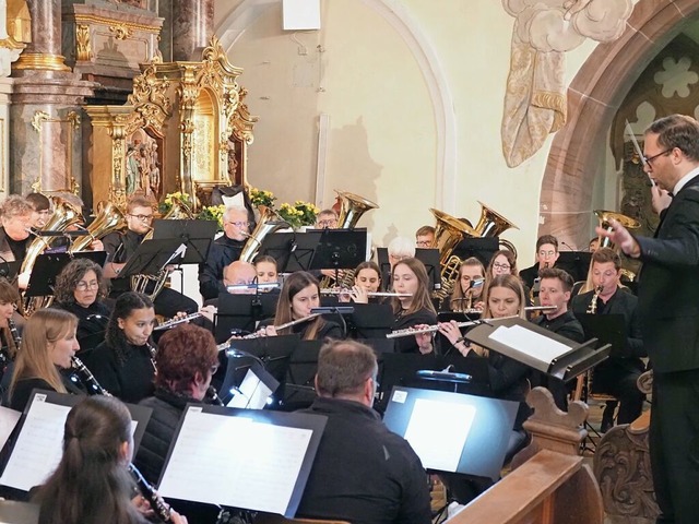 Die Stadtkapelle mit Dirigent Dennis D...enkonzert &#8222;Terra Mystica&#8220;.  | Foto: Michael Haberer
