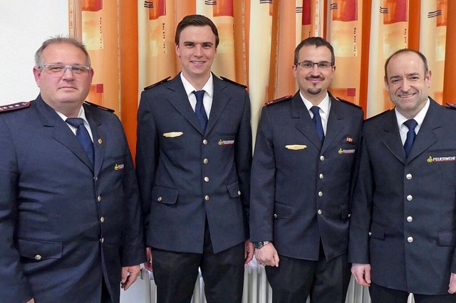Christian Ott gratulierte   Daniel Fis...h Kommandant Jochen Bhme (von links).  | Foto: Feuerwehr Breisach