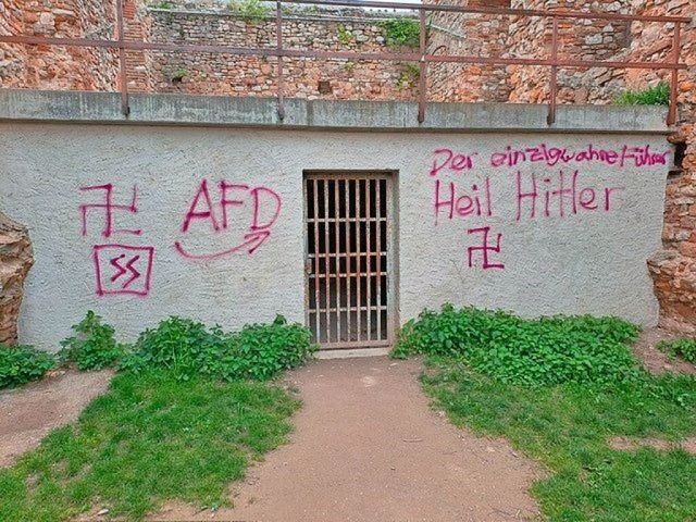 In der Nacht auf 1. Mai wurde Staufens...reuzen und AfD- Schriftzug beschmiert.  | Foto: Stadt Staufen