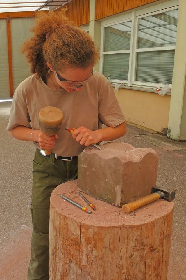 Intensive Arbeit am Stein im Rahmen der Steinbildhauertage in Frhnd  | Foto: Gemeinde Frhnd