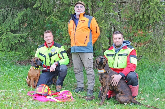 Kreisjgermeister Martin Fies (Mitte) ...r Jgervereinigung zurckgreifen kann.  | Foto: Christa Maier