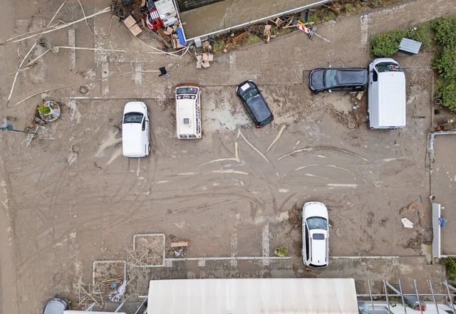 Nach dem Unwetter und Hochwasser am Do...smitte. Die Aufrumarbeiten dauern an.  | Foto: Silas Stein (dpa)