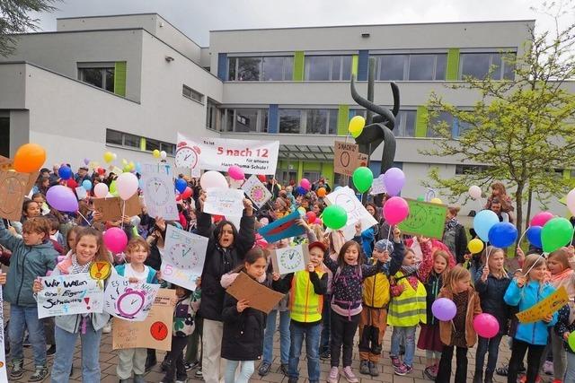 200 Eltern und Kinder demonstrieren fr eine feste Schulleitung an Haltinger Schule
