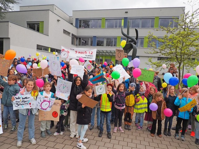 Lautstarker Protest: Kinder und Eltern...ndlich wieder eine feste Schulleitung.  | Foto: Herbert Frey