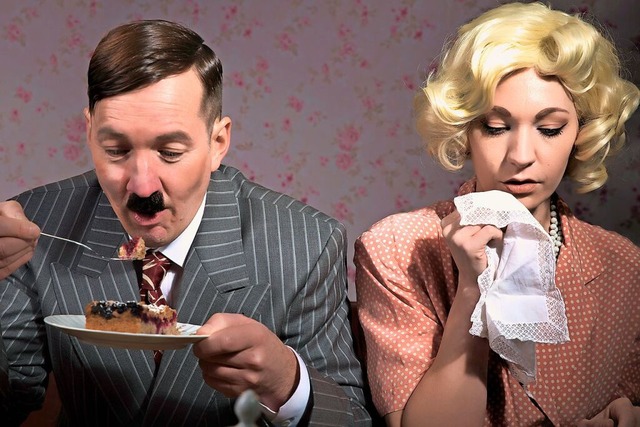 Komisch und wandelbar: James Foggin als Hitler und Chris Meiser als Eva Braun.  | Foto: Manuel Kreitmeier