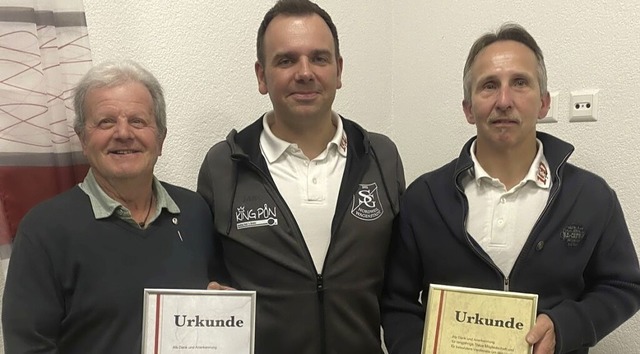 Sven Buchmller (Mitte) ehrte Roland Kasper (l.) und Harald Gtz (r.).  | Foto: SV Nordweil