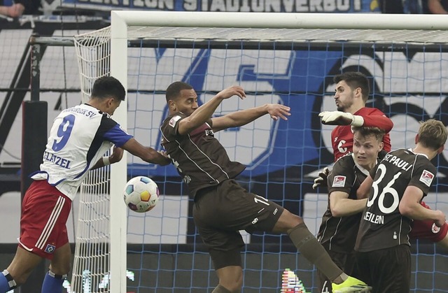 Robert Glatzel (links) kpft den Ball zum 1:0 fr den HSV ins Tor.  | Foto: Christian Charisius (dpa)