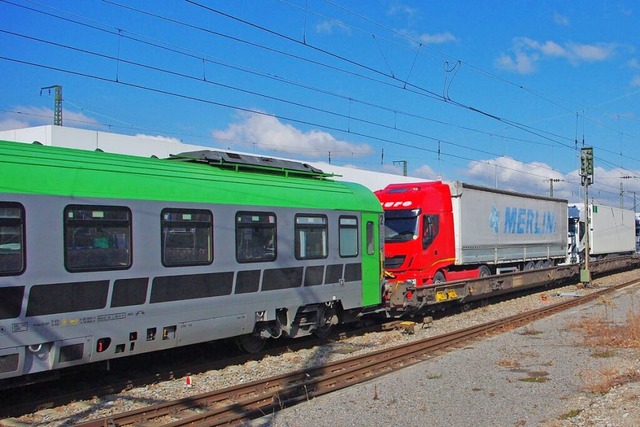 Ein Zug der rollenden Landstrae im Bahnhof Weil am Rhein  | Foto: Rolf Reimann