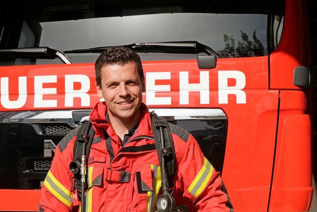 Etwa 30 Kilogramm Gewicht hat die Feuerwehrausrstung von Felix Rieder.  | Foto: Verena Mller-Baltes