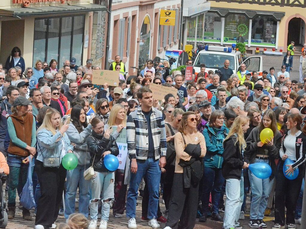 ber 700 Menschen sind am Samstag auf den Ettenheimer Rathausplatz gekommen, um ein Zeichen fr Toleranz, Respekt und Vielfalt zu setzen. Die Eindrcke von der Demonstration in Bildern.