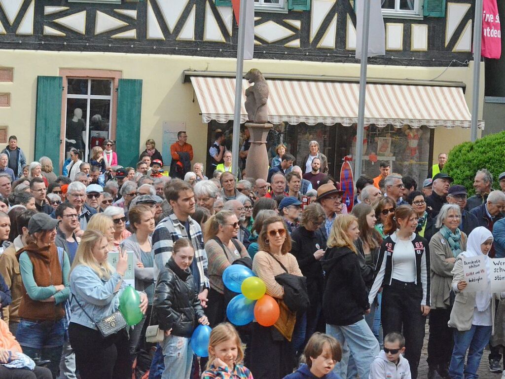 ber 700 Menschen sind am Samstag auf den Ettenheimer Rathausplatz gekommen, um ein Zeichen fr Toleranz, Respekt und Vielfalt zu setzen. Die Eindrcke von der Demonstration in Bildern.