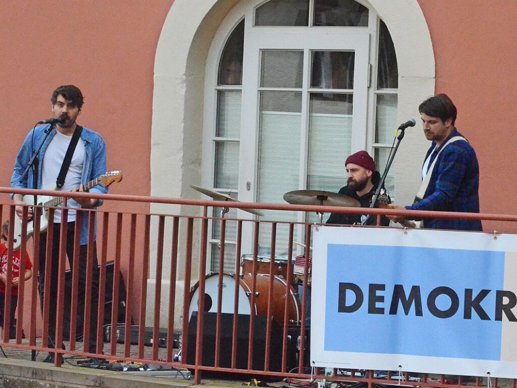 ber 700 Menschen sind am Samstag auf den Ettenheimer Rathausplatz gekommen, um ein Zeichen fr Toleranz, Respekt und Vielfalt zu setzen. Die Eindrcke von der Demonstration in Bildern.