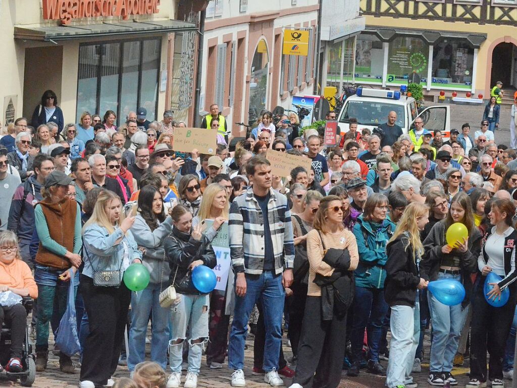 ber 700 Menschen sind am Samstag auf den Ettenheimer Rathausplatz gekommen, um ein Zeichen fr Toleranz, Respekt und Vielfalt zu setzen. Die Eindrcke von der Demonstration in Bildern.