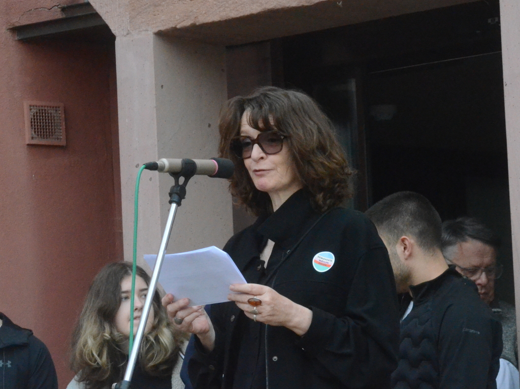 ber 700 Menschen sind am Samstag auf den Ettenheimer Rathausplatz gekommen, um ein Zeichen fr Toleranz, Respekt und Vielfalt zu setzen. Die Eindrcke von der Demonstration in Bildern.