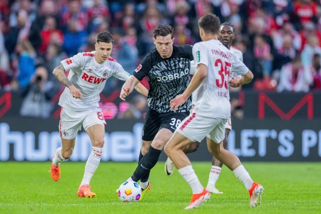 Klns Max Finkgrfe (35) und Freiburgs...itsch versuchen an den Ball zu kommen.  | Foto: Rolf Vennenbernd (dpa)