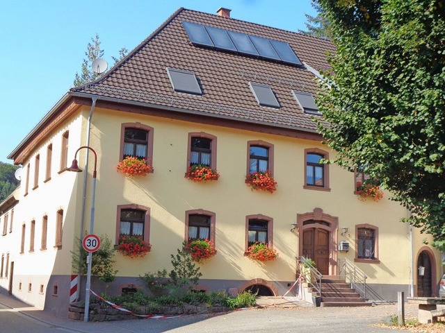 Ehemalige Gaststtte &#8222;Grner Bau... am Dorfplatz mit Gerichtslinde&#8220;  | Foto: Dieter Wrner