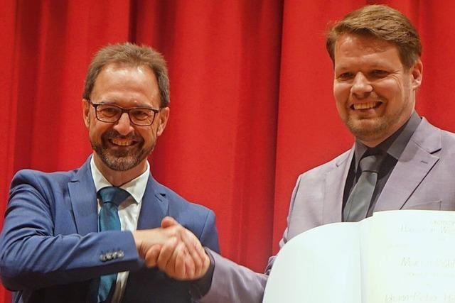 Ex-Brgermeister Martin Bhler erhlt die Hebelgedenkplakette