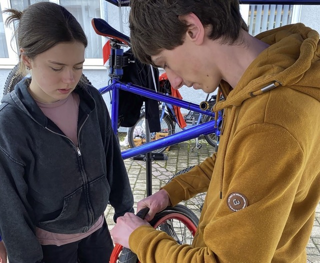 Aktiv dabei in der Schlerfirma Bike-F...rlotte Schludermann und Niklas Gorges   | Foto: Bertold Obergfll