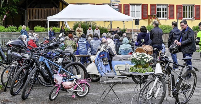 Vor allem mit Fahrrdern und E-Bikes kamen die Besucher zum Biker-Gottesdienst.   | Foto: Endrik Baublies