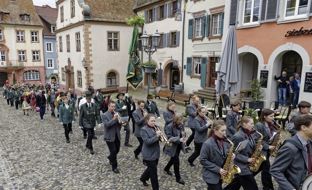 Angefhrt von der Stadtmusik zogen die... Schtzen am Sonntag durch die Stadt.   | Foto: Martin Wendel