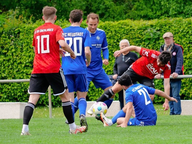 Ob im Stehen oder Sitzen &#8211; der F...ab in berlingen keinen Ball verloren.  | Foto: Bernd Seger