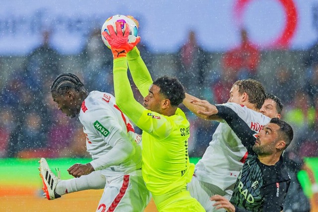 Freiburgs Torhter Noah Atubolu (in Ne...ichte, das noch viel wert sein knnte.  | Foto: Rolf Vennenbernd (dpa)