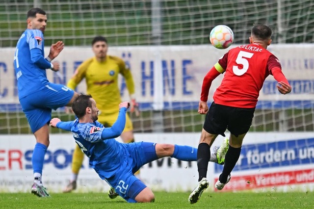 Hendrik Gehring (Mitte) und Nicolas Ga...mit dem FC Denzlingen wieder leer aus.  | Foto: Achim Keller