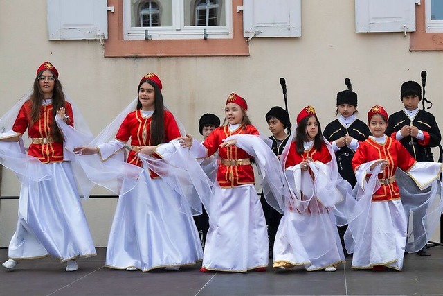 Eine trkische Kindergruppe tanzt auf dem Internationalen Fest.  | Foto: Volker Mnch