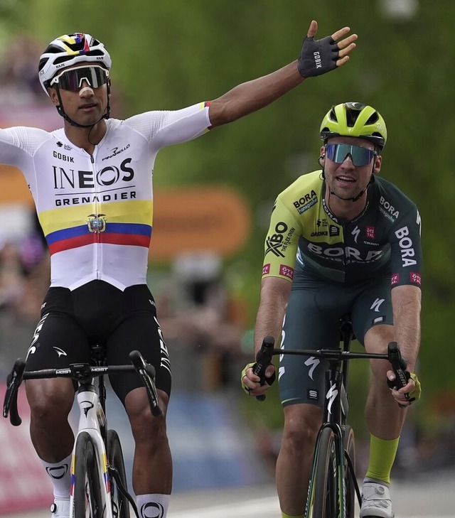 Jhonatan Narvez jubelt,  Maximilian S...rd Zweiter auf der ersten Giro-Etappe.  | Foto: Massimo Paolone (dpa)