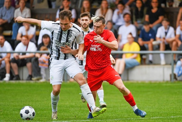 Vor 500 Zuschauern nach der Pause ohne...and (FC, links) gegen David Muck (TuS)  | Foto: Gerd Grndl