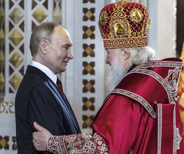 Putin und Patriarch Kyrill beim Osterfest  | Foto: Igor Palkin (dpa)