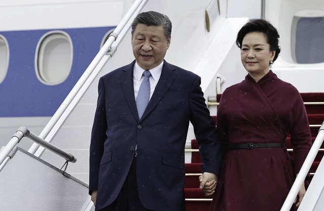 Chinas Prsident Xi Jinping  und seine... dem Flughafen Orly sdlich von Paris.  | Foto: Stephane de Sakutin (dpa)